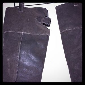 Boots size 6, gray color.